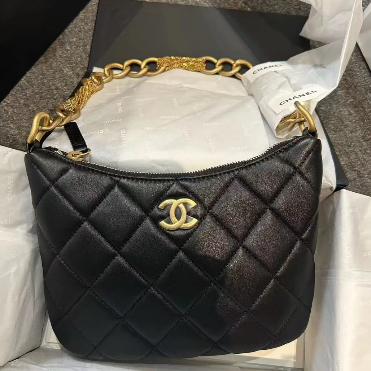 Pre-Owned Authentic Chanel 23A Lambskin Quilted CC Chain Hobo Black Bag