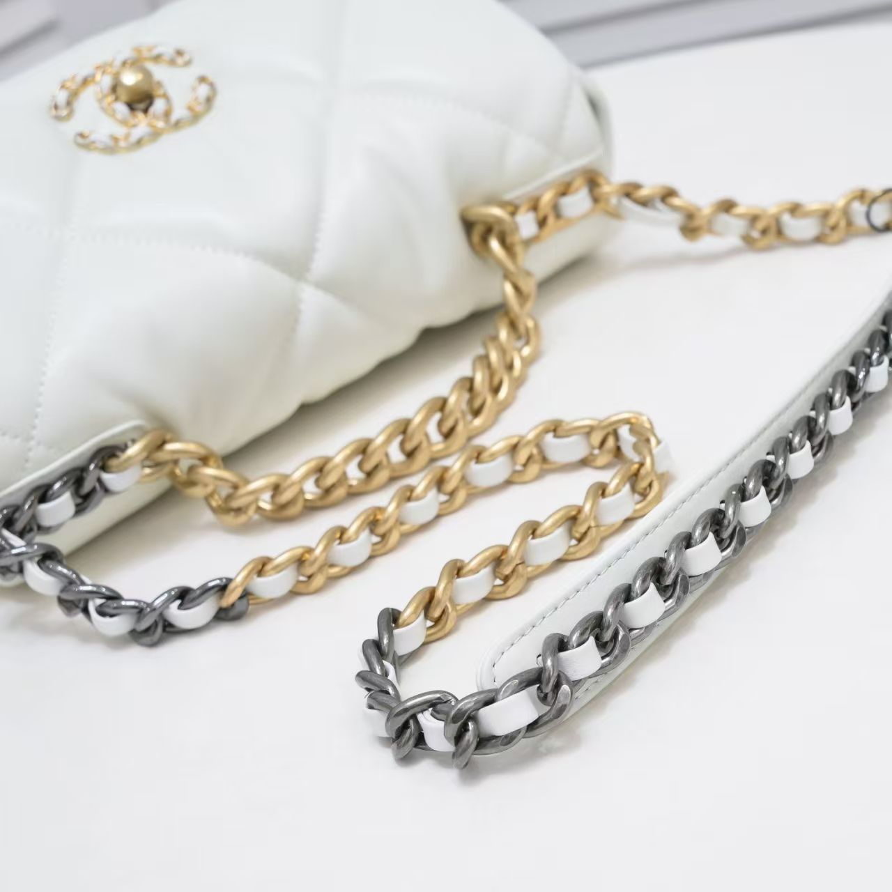Chanel 19 Medium Handbag | Shiny Lambskin White