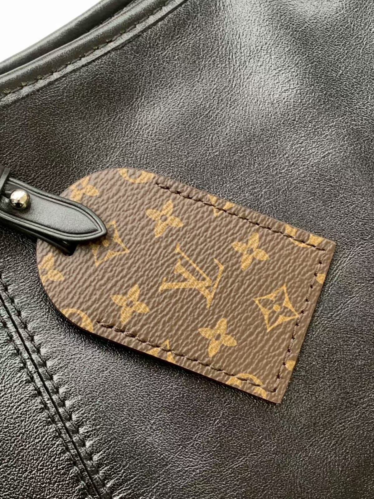 Pre-Owned Authentic Louis Vuitton Carry All Vibe MM – Lambskin Leather, Palladium Hardware