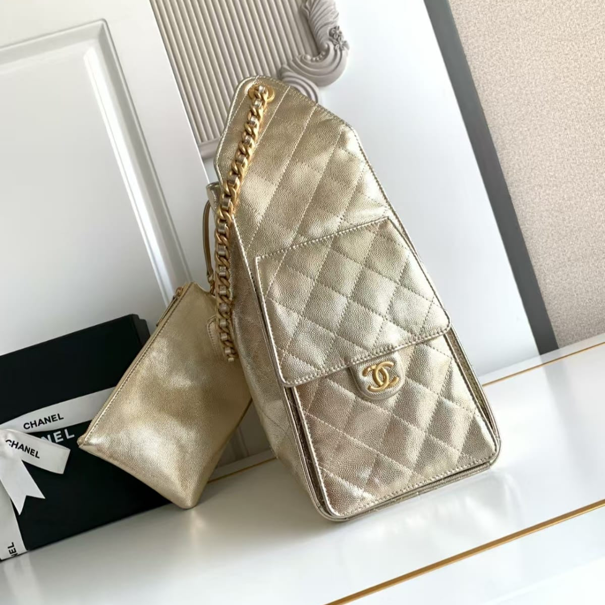 Pre-Owned Authentic Chanel Medium Caviar Leather 25 Handbag Gold