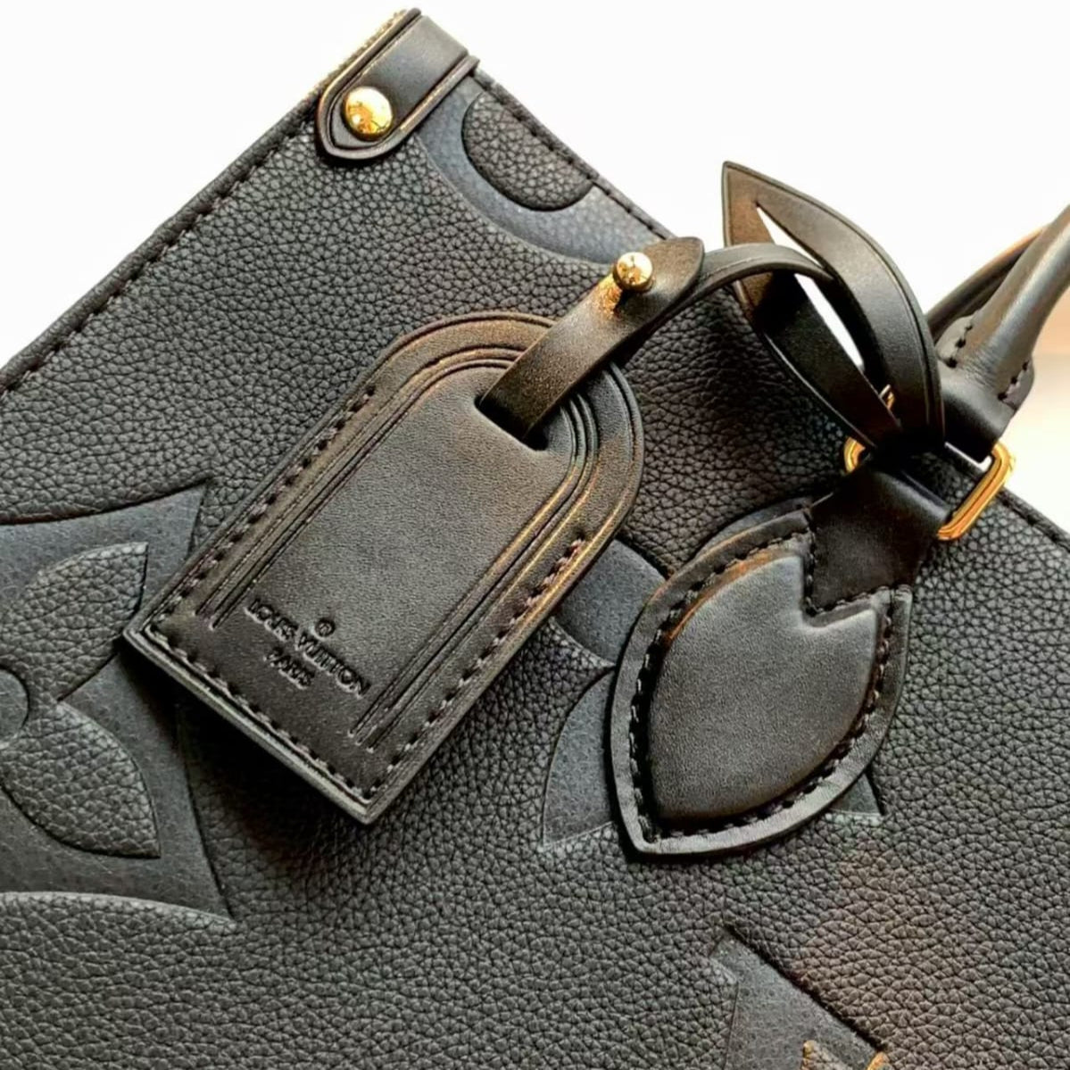 Pre-Owned Authentic Louis Vuitton OnTheGo MM Black