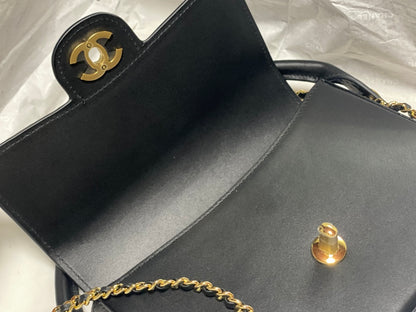 Chanel Mini Flap Bag With Top Handle Shiny Calfskin in Black  AS6424 - Pre-Owned Authentic