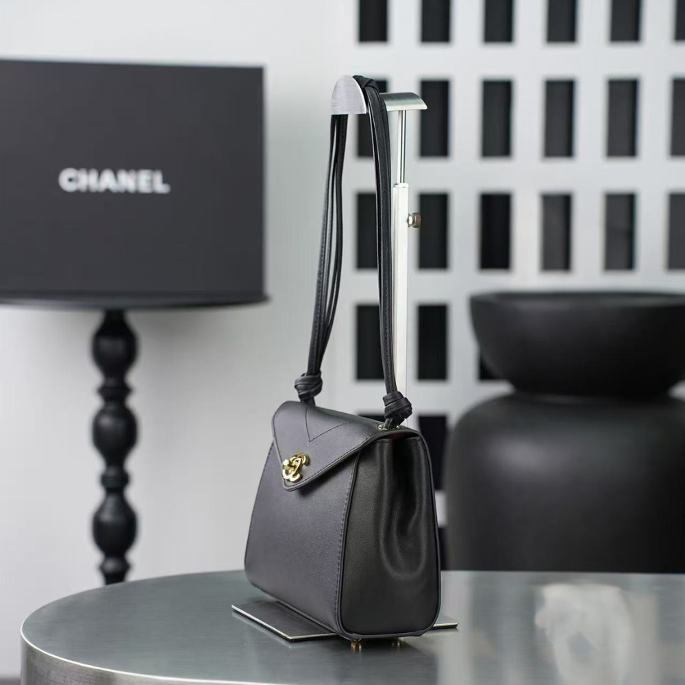 Chanel 26A Knotty Trapezoidal Envelope Bag in Black 6223 - Pre-Owned Authentic