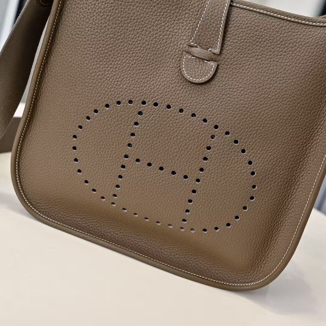 Pre-Owned Authentic Hermes Evelyne III 29cm  Etoupe Taurillon Clemence Gold Hardware