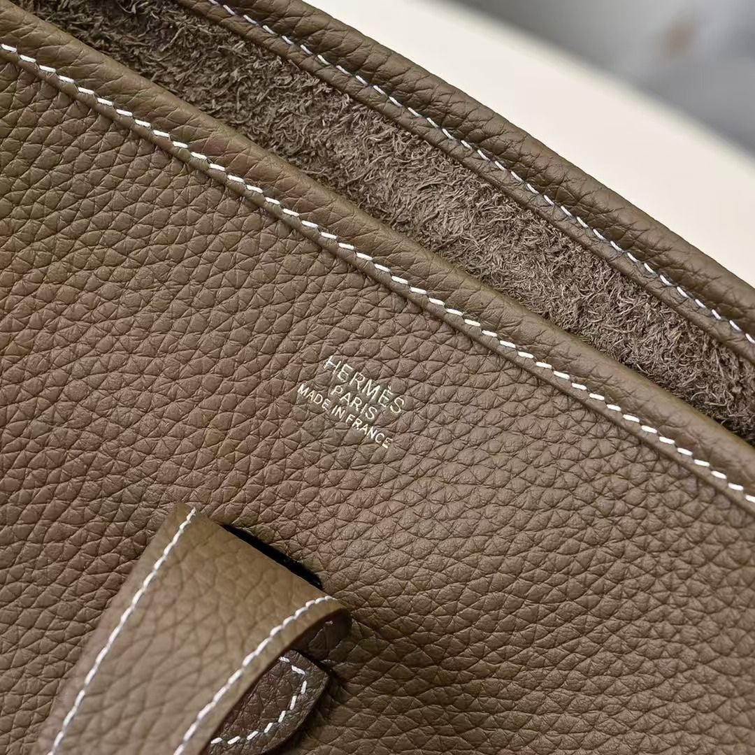 Pre-Owned Authentic Hermes Evelyne III 29cm  Etoupe Taurillon Clemence Gold Hardware