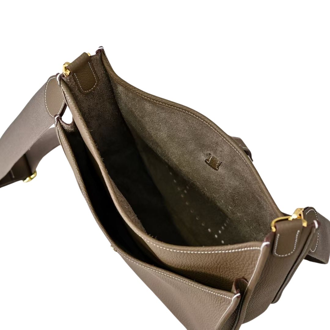 Pre-Owned Authentic Hermes Evelyne III 29cm  Etoupe Taurillon Clemence Gold Hardware
