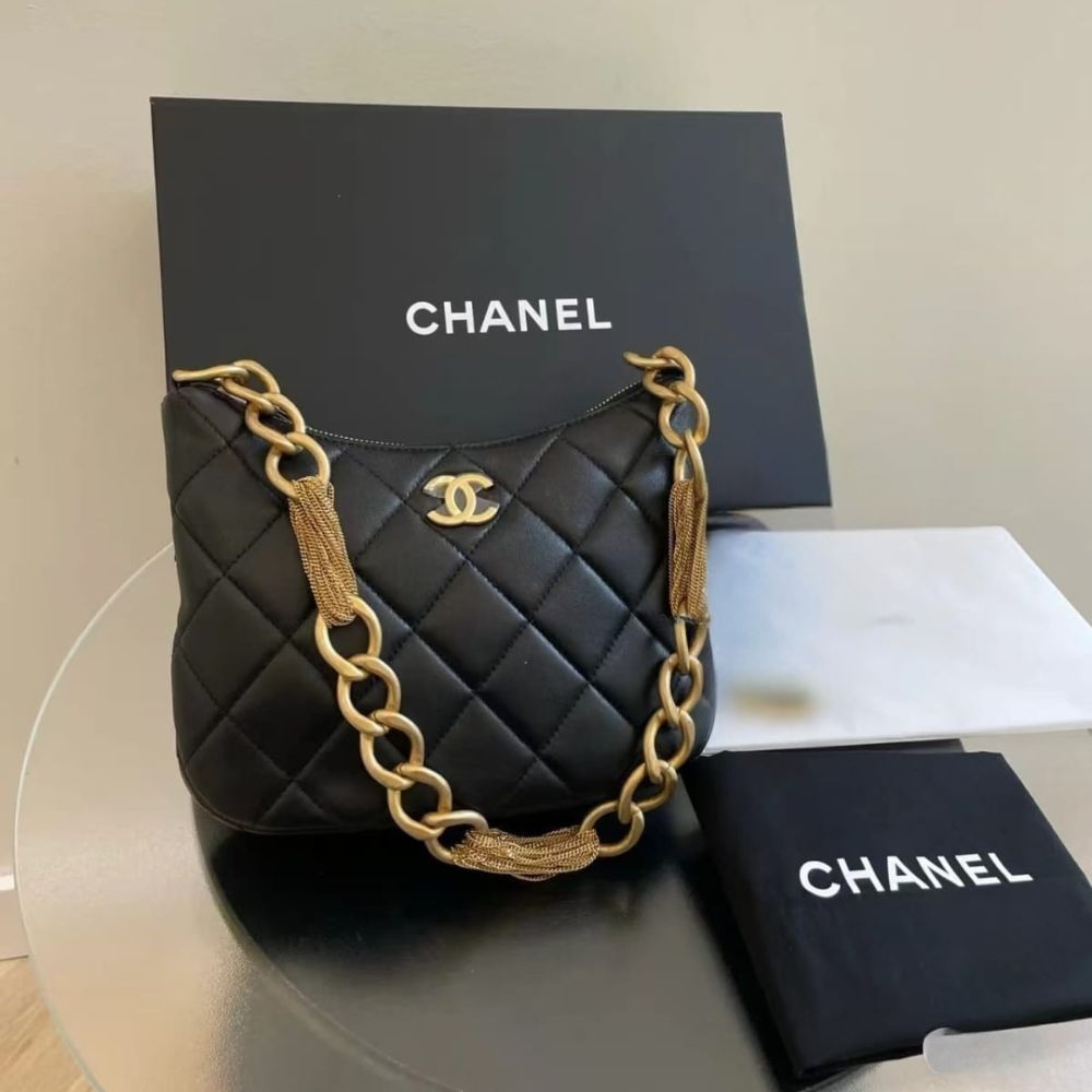 Pre-Owned Authentic Chanel 23A Lambskin Quilted CC Chain Hobo Black Bag