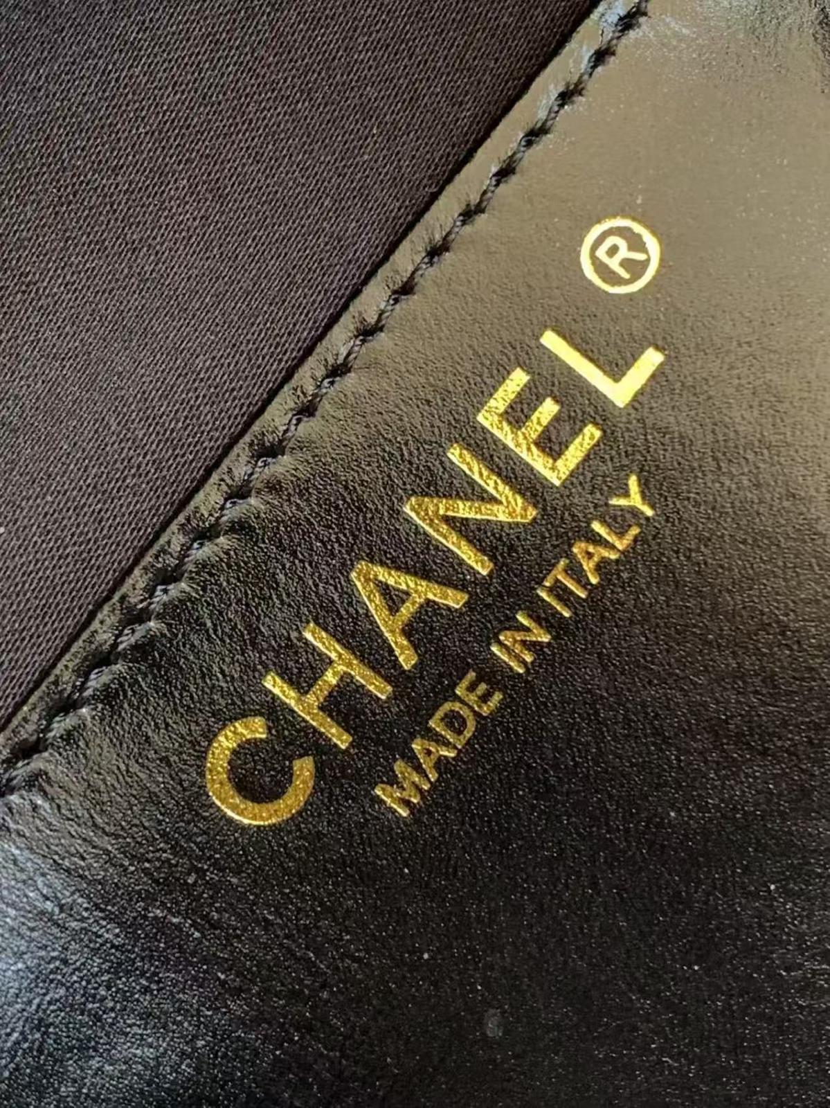 Chanel 25 Small Hobo black calfskin condition detail