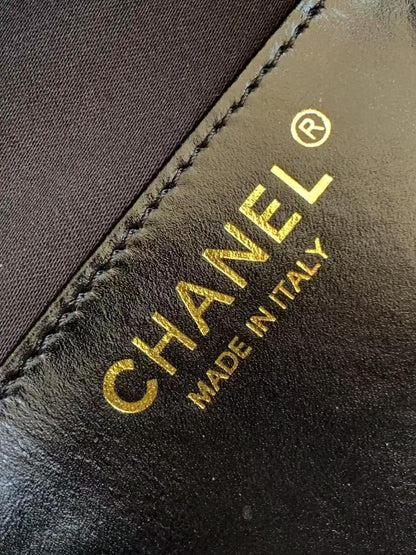 Chanel 25 Small Hobo black calfskin condition detail