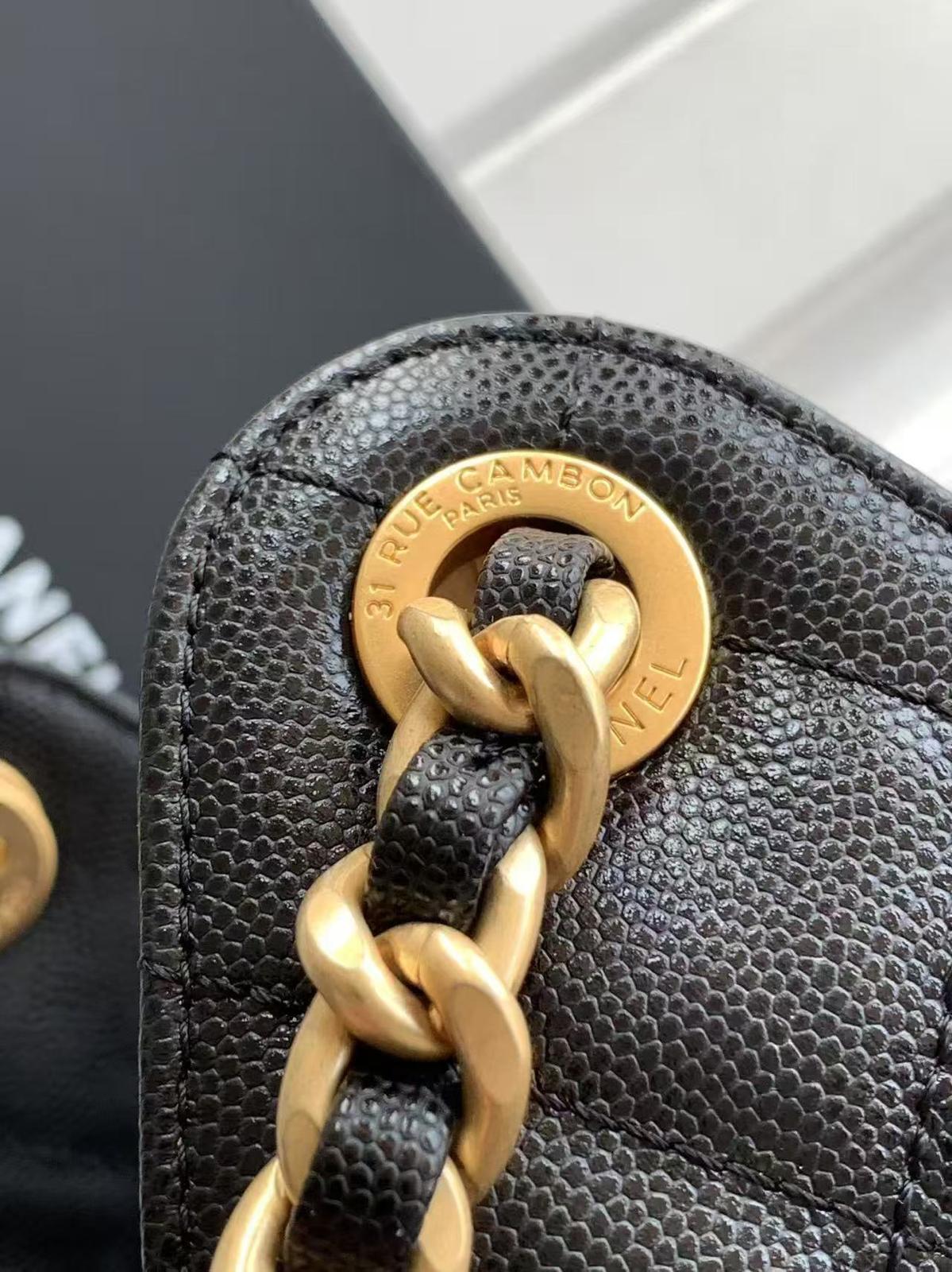 Chanel 25 Small Hobo  chain details