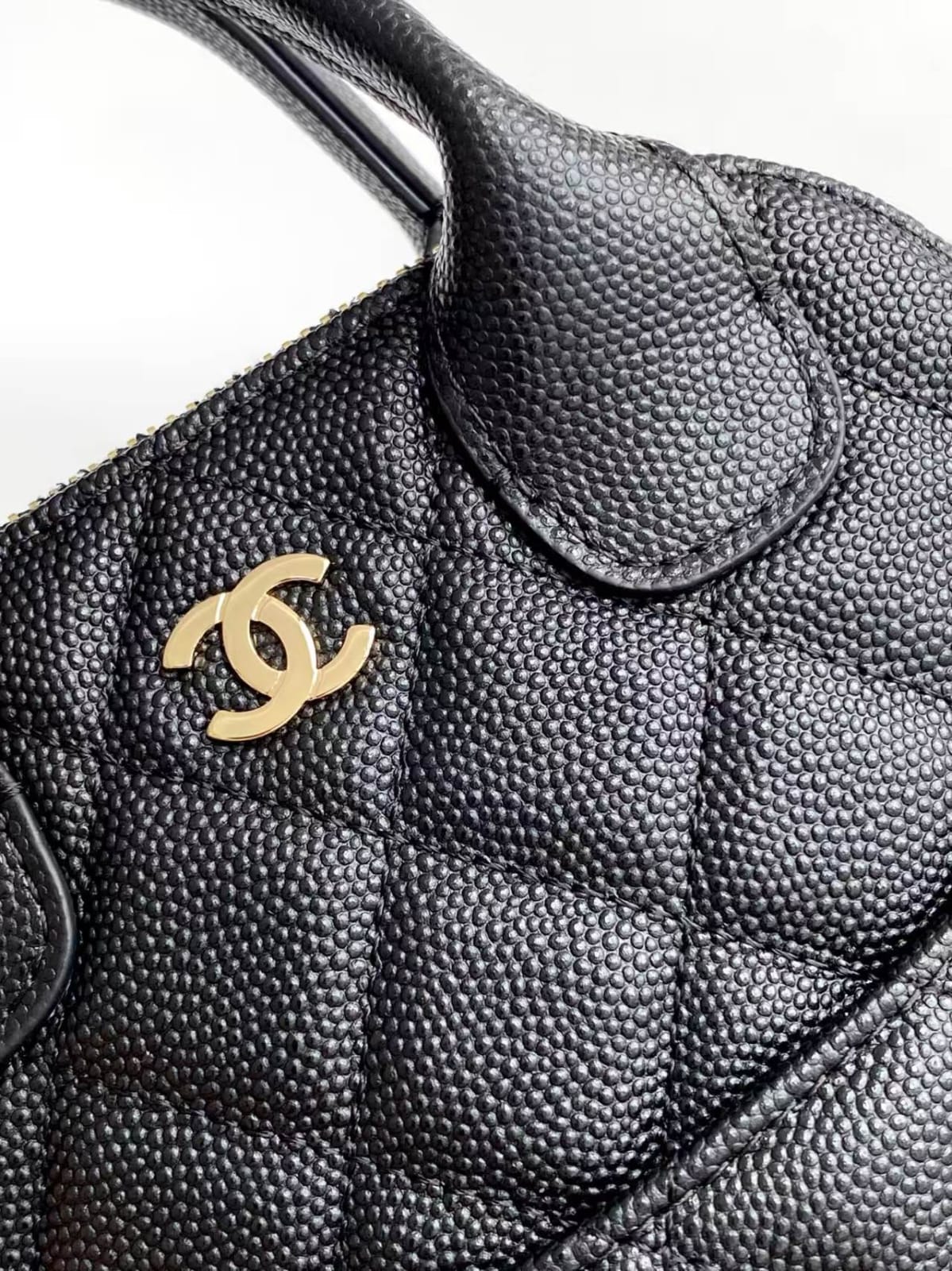 Pre-Owned Authentic Chanel 25C Small Shell Crossbody Bag