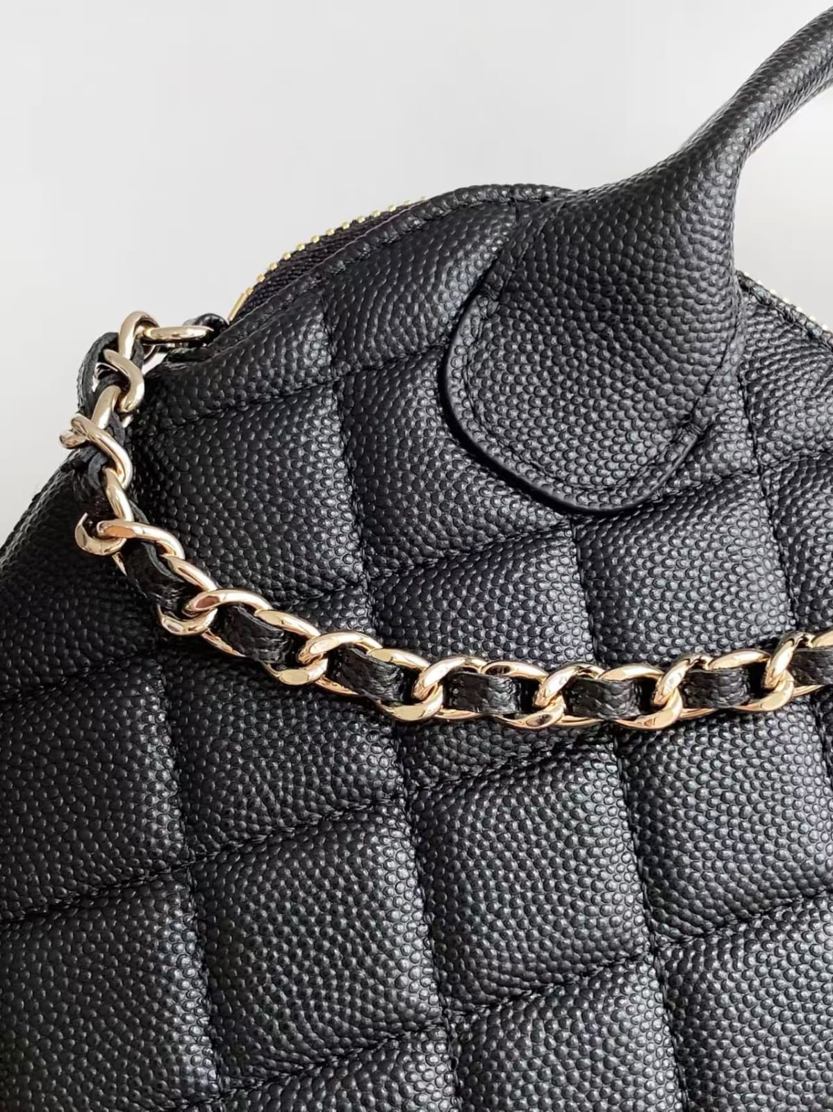 Pre-Owned Authentic Chanel 25C Small Shell Crossbody Bag