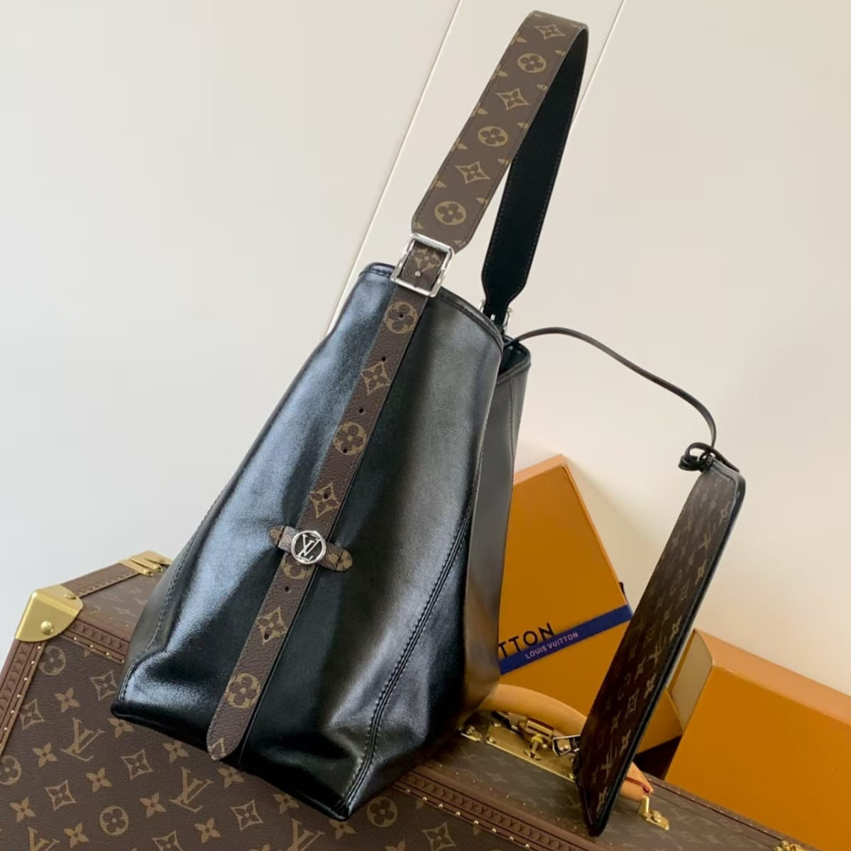Pre-Owned Authentic Louis Vuitton Carry All Vibe MM – Lambskin Leather, Palladium Hardware