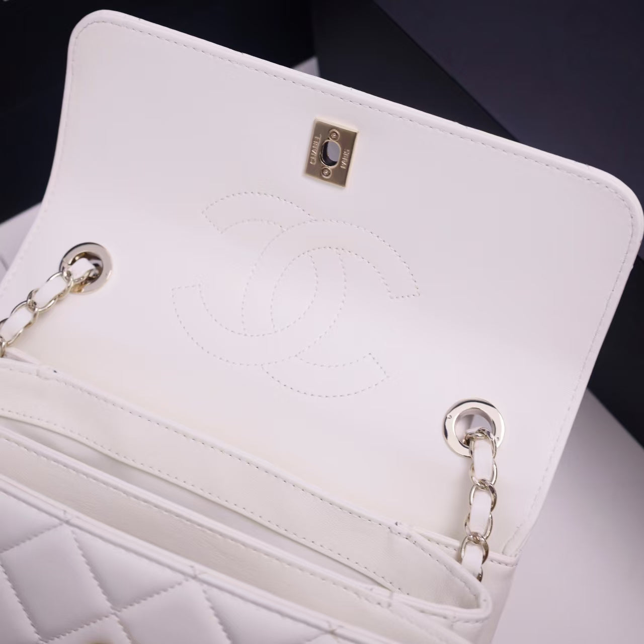 Pre-Owned Authentic 25cm Chanel Trendy Large White Bag with Crystals