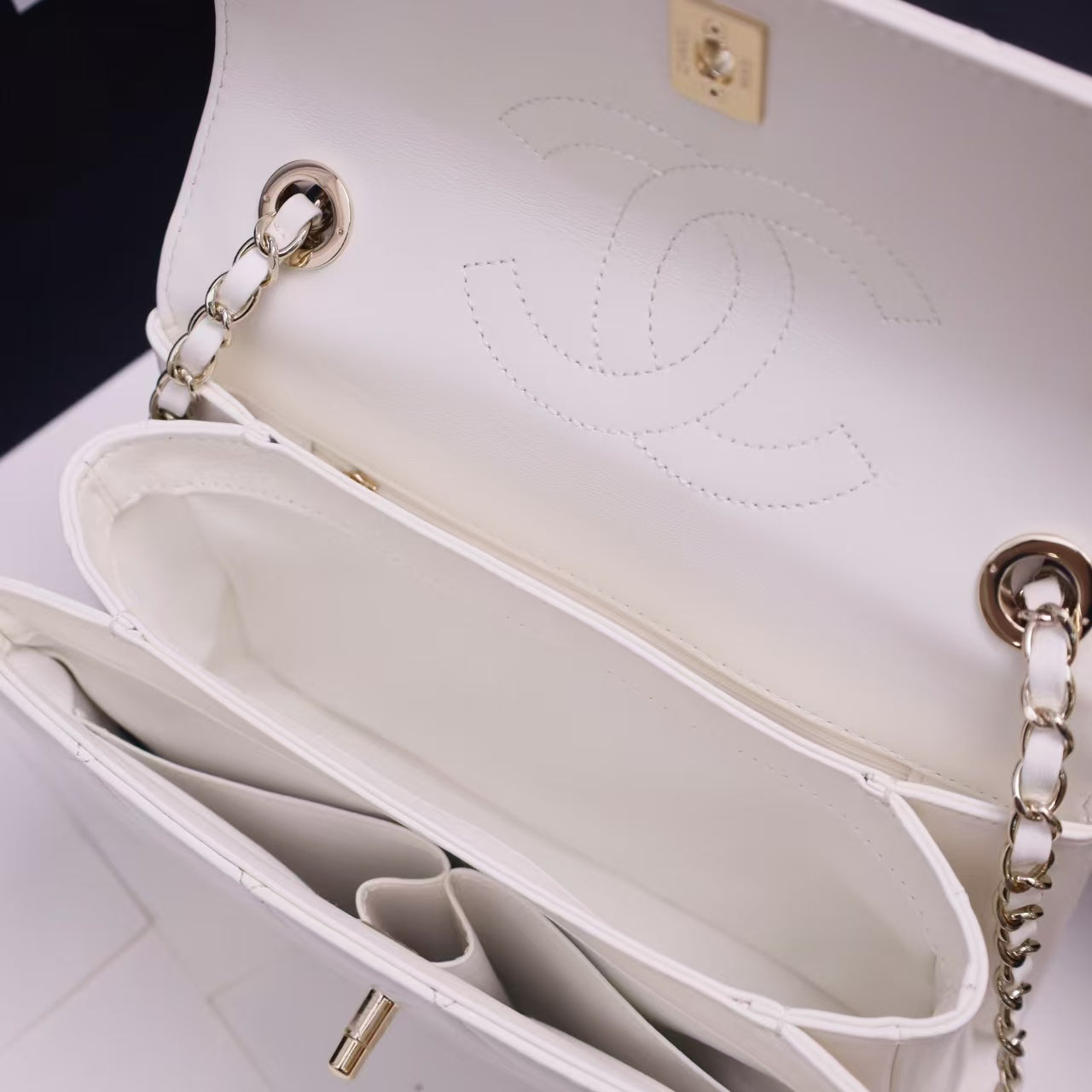 Pre-Owned Authentic 25cm Chanel Trendy Large White Bag with Crystals
