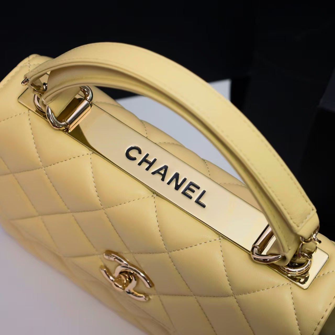 Pre-Owned  Authentic 25cm Chanel Trendy Large Bag Light Gold