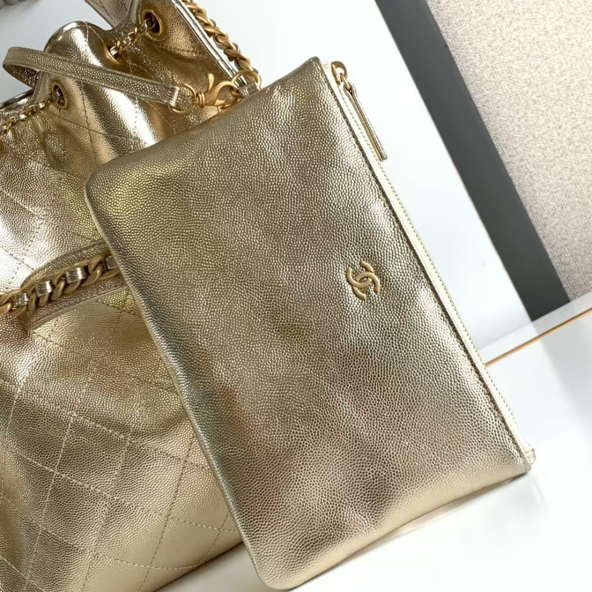 Pre-Owned Authentic Chanel Medium Caviar Leather 25 Handbag Gold