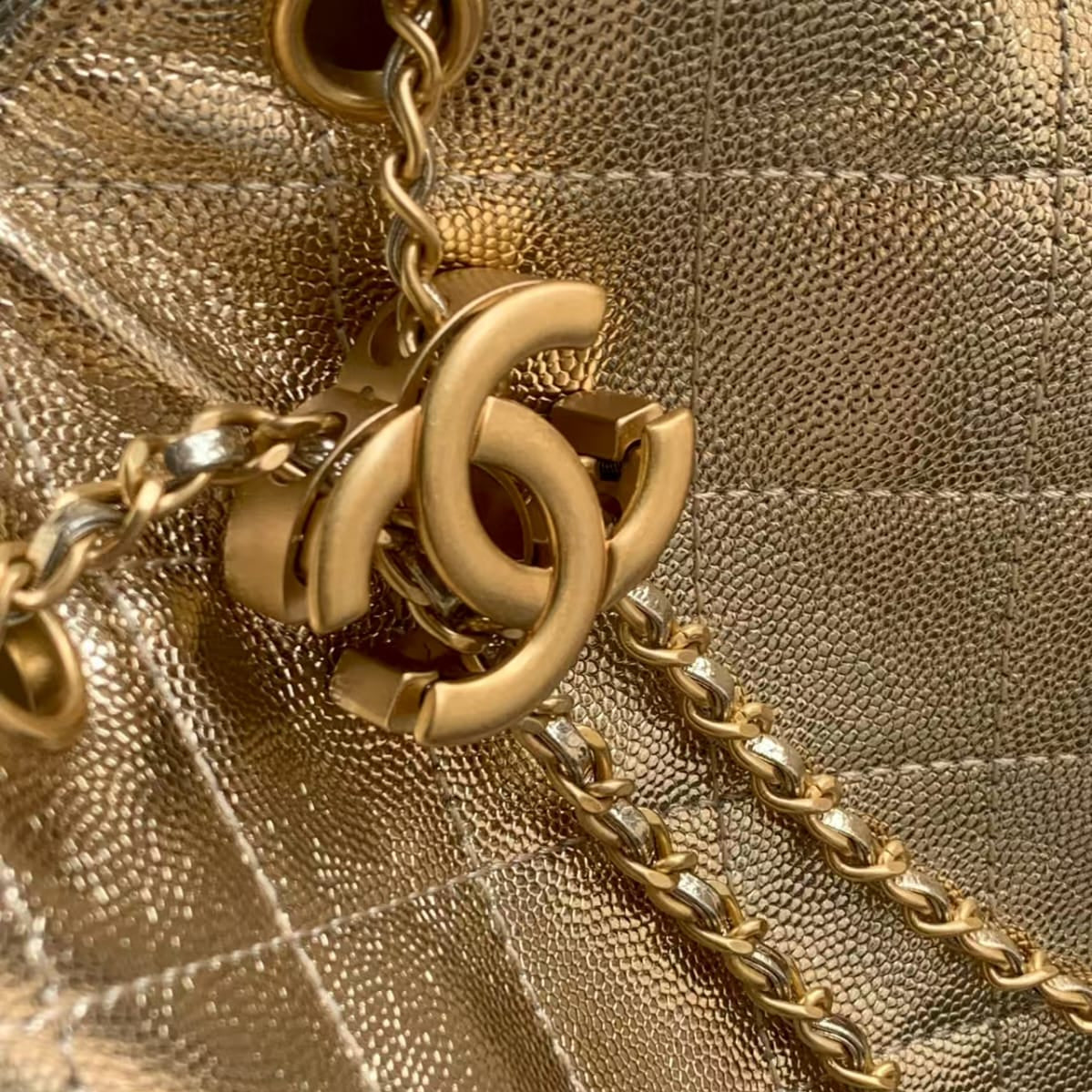 Pre-Owned Authentic Chanel Medium Caviar Leather 25 Handbag Gold