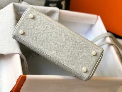 Pre-Owned Authentic Hermès Kelly 25 Retourne Swift Leather in White