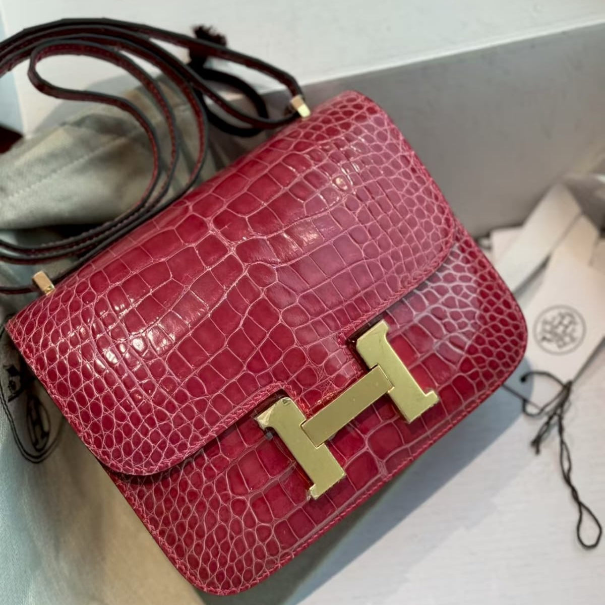 Hermès Constance 18  Shiny Alligator Leather in Red Pre-Owned Authentic