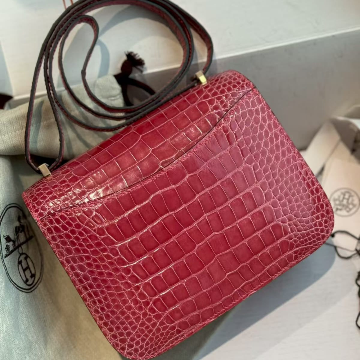 Hermès Constance 18  Shiny Alligator Leather in Red Pre-Owned Authentic