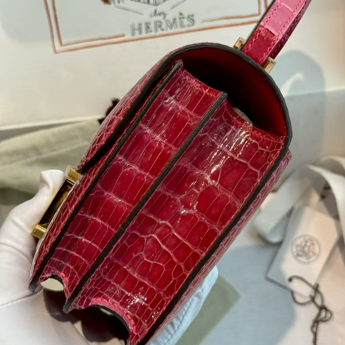 Hermès Constance 18  Shiny Alligator Leather in Red Pre-Owned Authentic