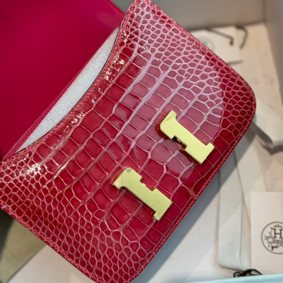 Hermès Constance 18  Shiny Alligator Leather in Red Pre-Owned Authentic