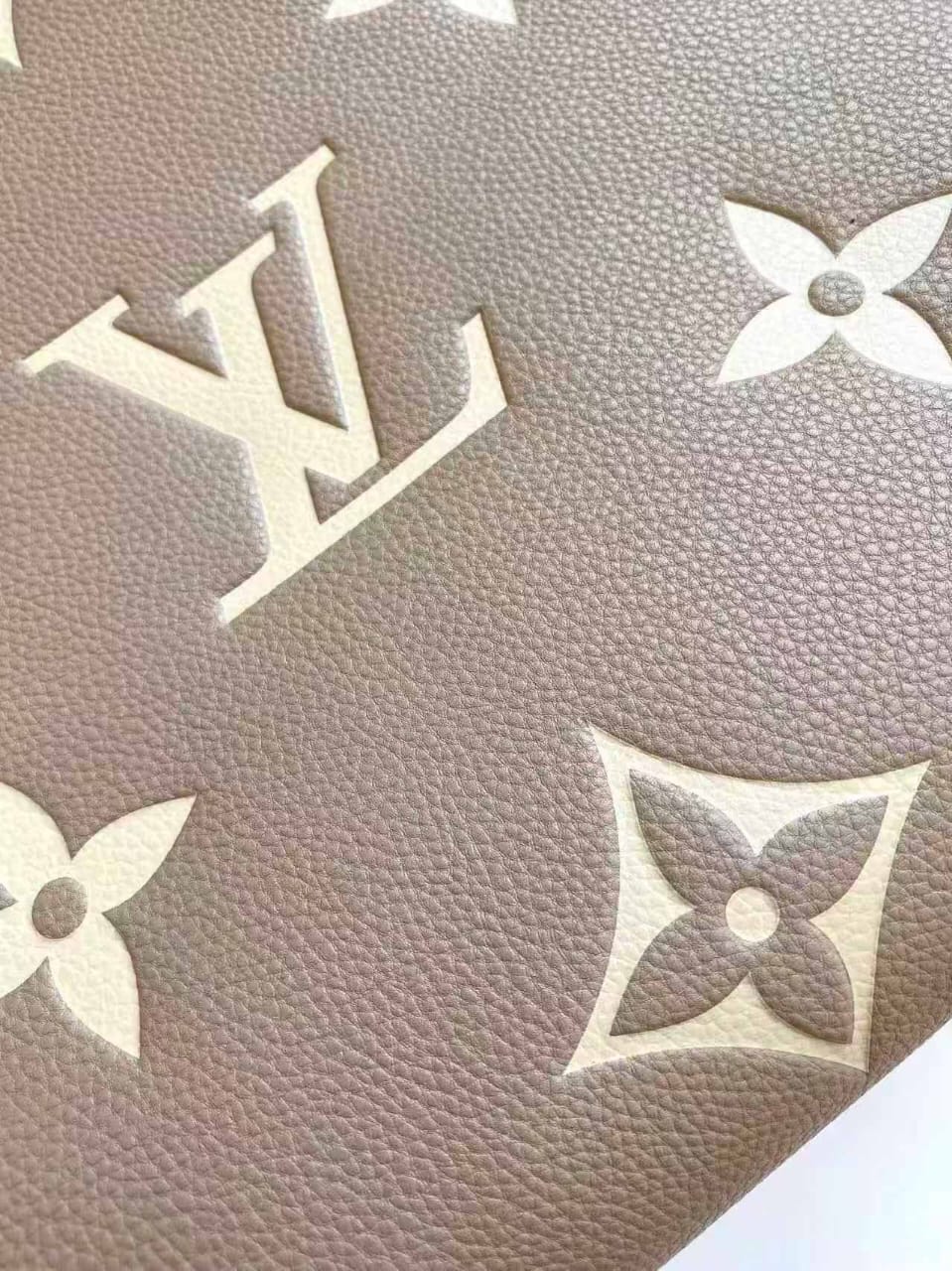 Pre-Owned Authentic Louis Vuitton Onthego MM