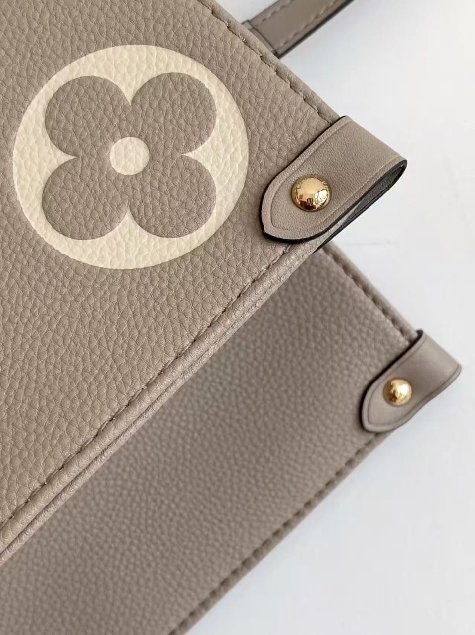 Pre-Owned Authentic Louis Vuitton Onthego MM