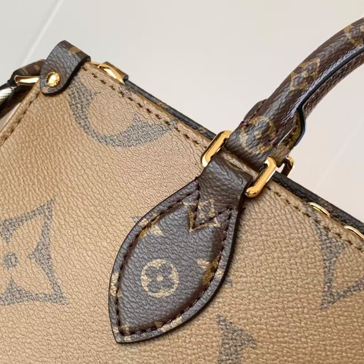 Pre-Owned Authentic Louis Vuitton East West OnTheGo Giant Monogram