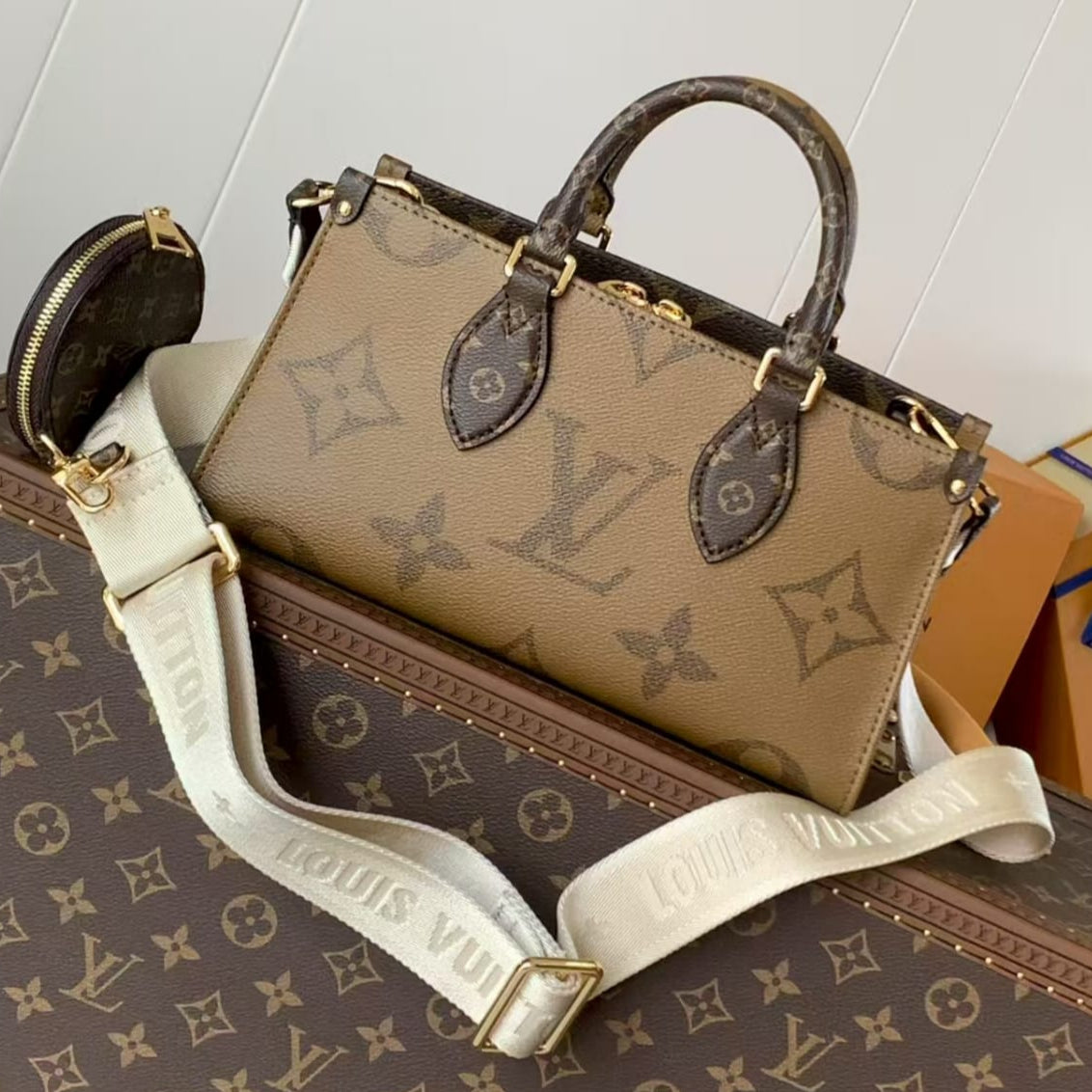 Pre-Owned Authentic Louis Vuitton East West OnTheGo Giant Monogram