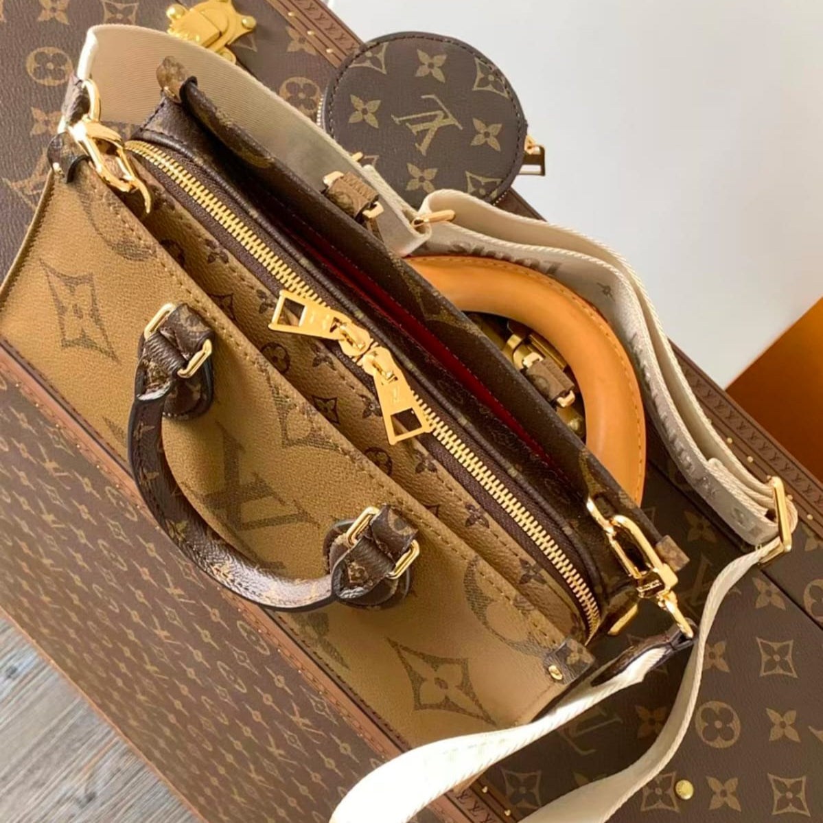 Pre-Owned Authentic Louis Vuitton East West OnTheGo Giant Monogram