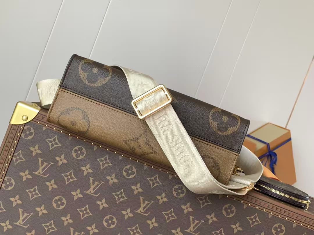 Pre-Owned Authentic Louis Vuitton East West OnTheGo Giant Monogram