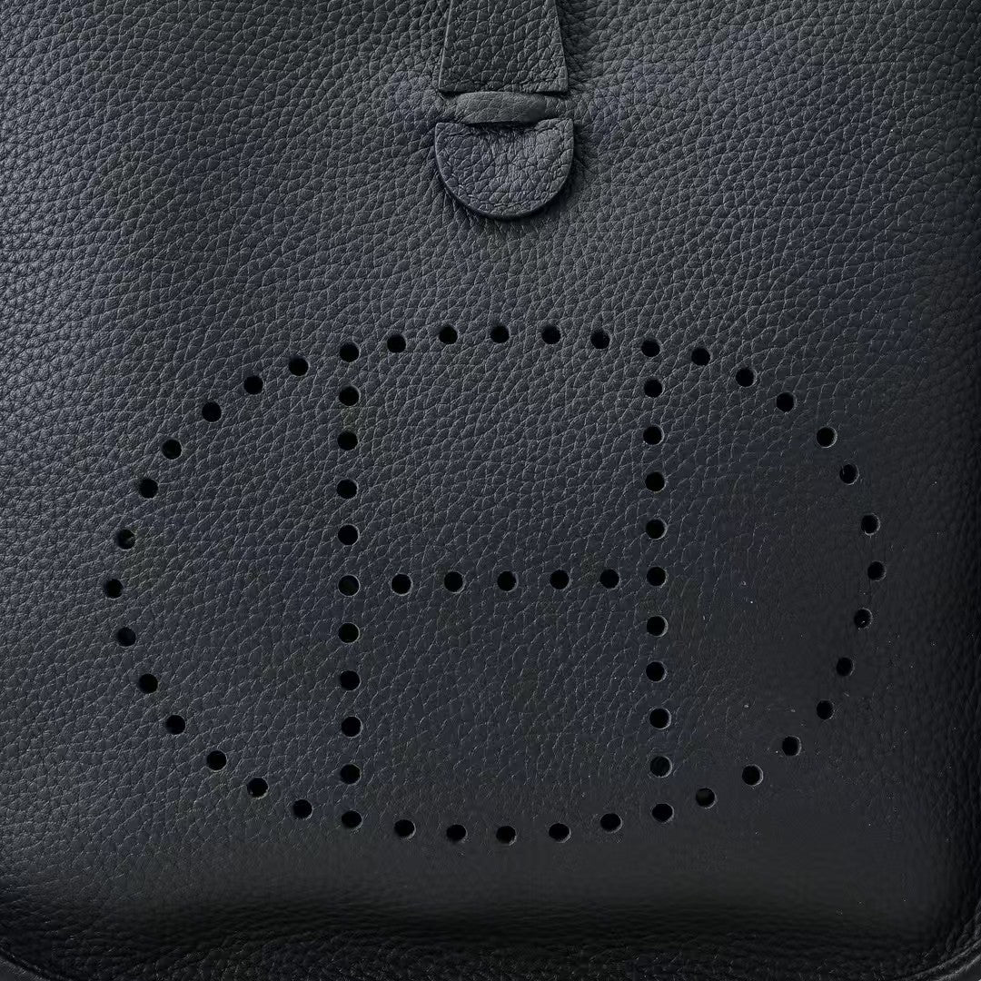 Pre-Owned Authentic - Hermes Evelyne 23  Clemence Black
