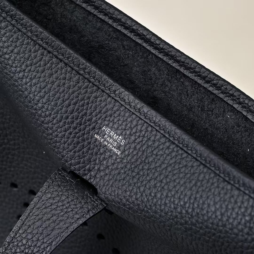 Pre-Owned Authentic - Hermes Evelyne 23  Clemence Black