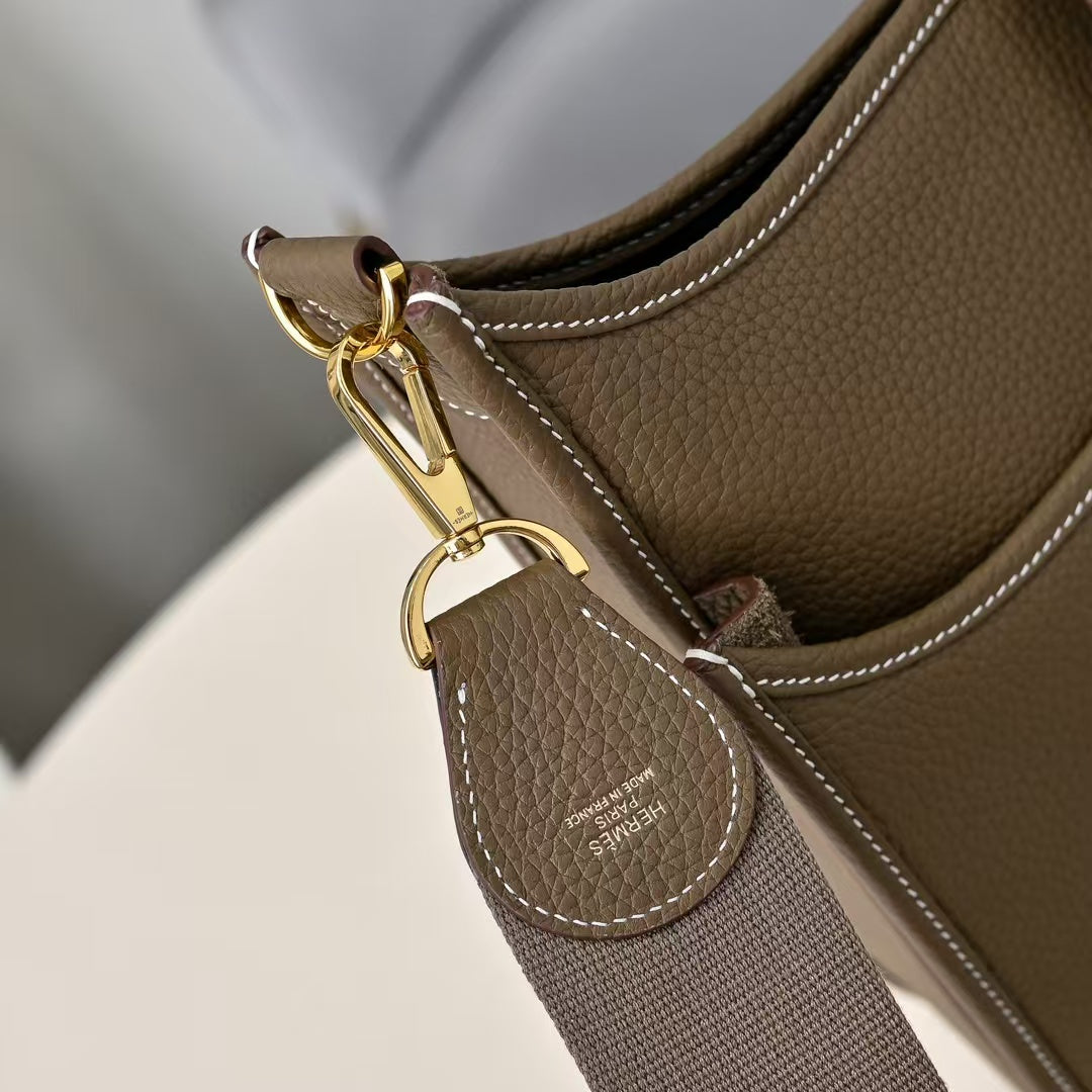 Pre-Owned Authentic - Hermes Evelyne 23  Taurillon Clemence Etoupe