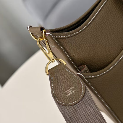 Pre-Owned Authentic - Hermes Evelyne 23  Taurillon Clemence Etoupe