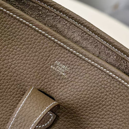 Pre-Owned Authentic - Hermes Evelyne 23  Taurillon Clemence Etoupe